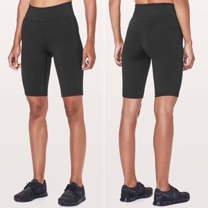 Lululemon On Pace Short HR 10” Black Size 2